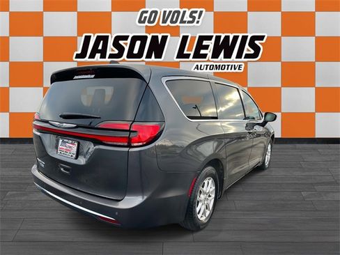 Used 2023 Chrysler Pacifica Touring-L image 4