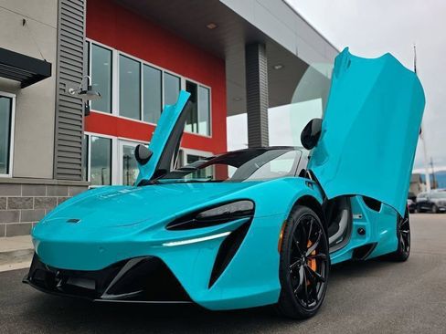 Used 2025 McLaren Artura Spider image 19