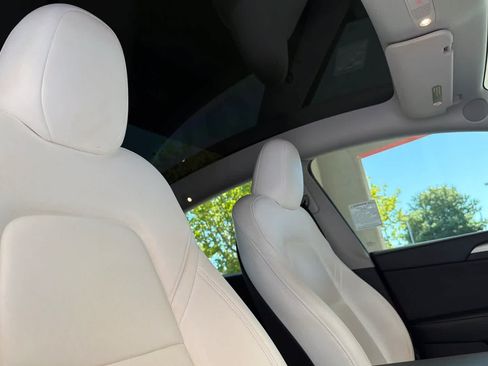 Used 2024 Tesla Model Y Long Range AWD/4WD image 18