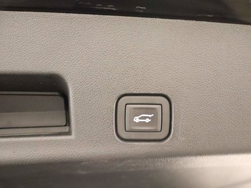 Used 2025 Chevrolet Traverse LT w/ Midnight/Sport Edition image 19