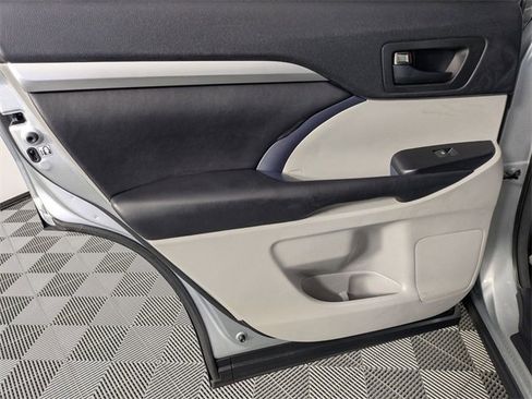 Used 2017 Toyota Highlander Plus image 23