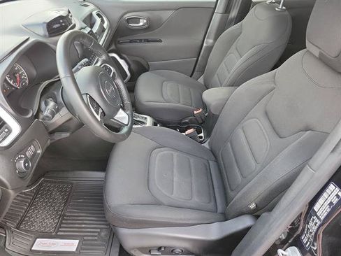 Used 2018 Jeep Renegade Latitude w/ Cold Weather Group FWD image 3