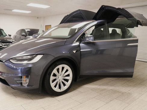 Used 2018 Tesla Model X 75D image 12