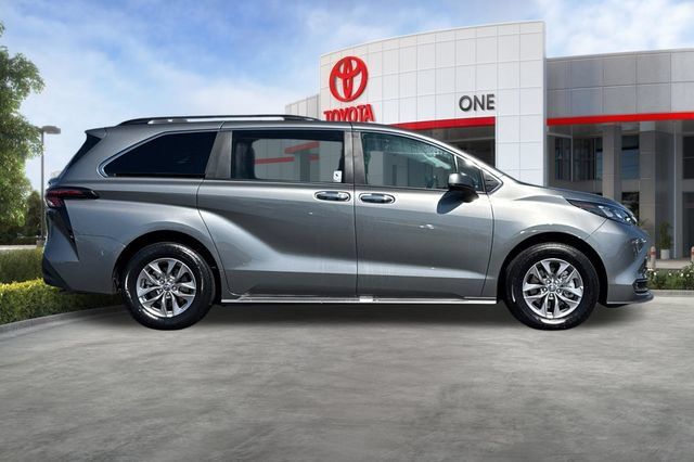 Certified 2026 Toyota Sienna XLE FWD image 3