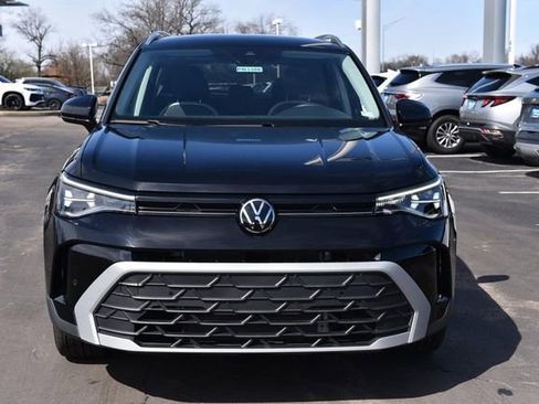 Used 2025 Volkswagen Taos SE w/ Black Wheel Package image 4