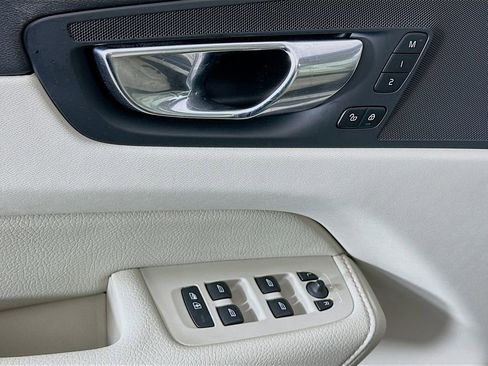 Used 2021 Volvo XC60 T5 Momentum w/ Premium Package image 17