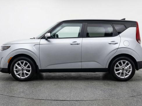 Used 2025 Kia Soul LX w/ LX Technology Package FWD image 5