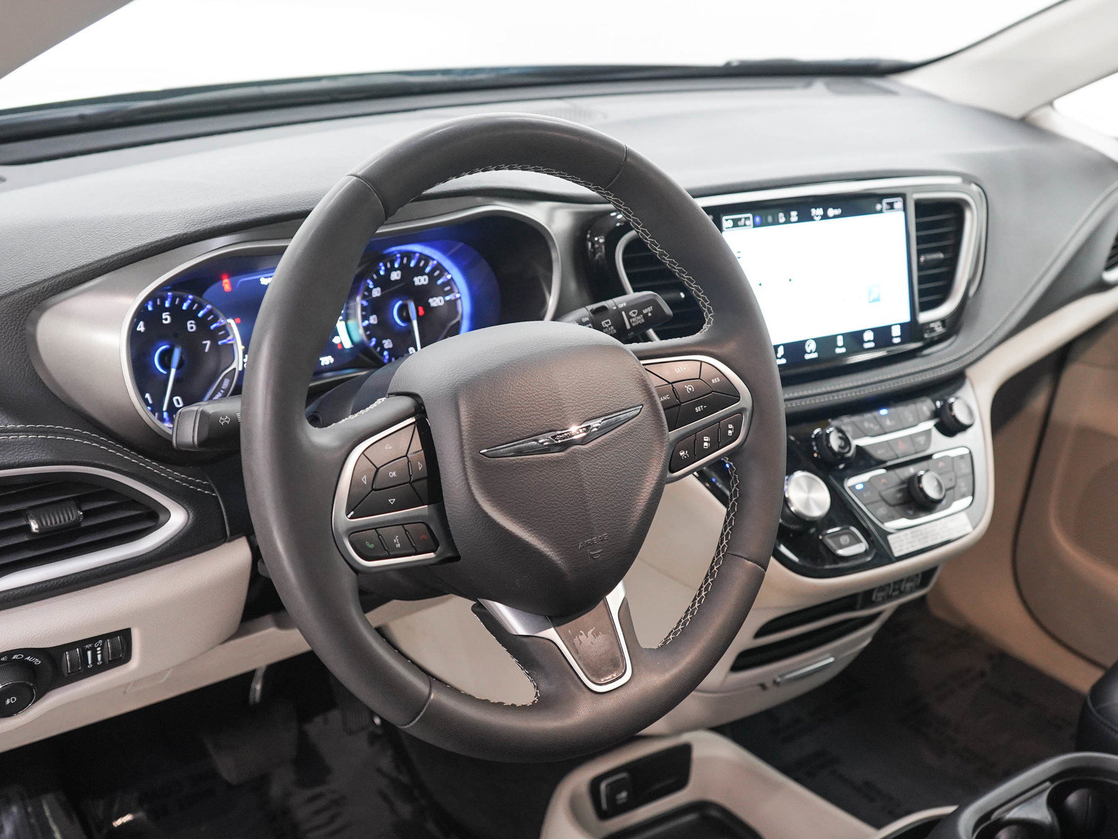 Used 2024 Chrysler Pacifica Touring-L AWD/4WD image 24