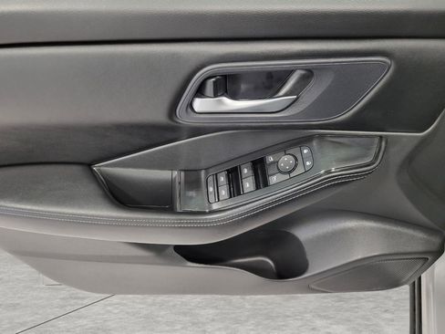 Used 2025 Nissan Rogue SV image 26