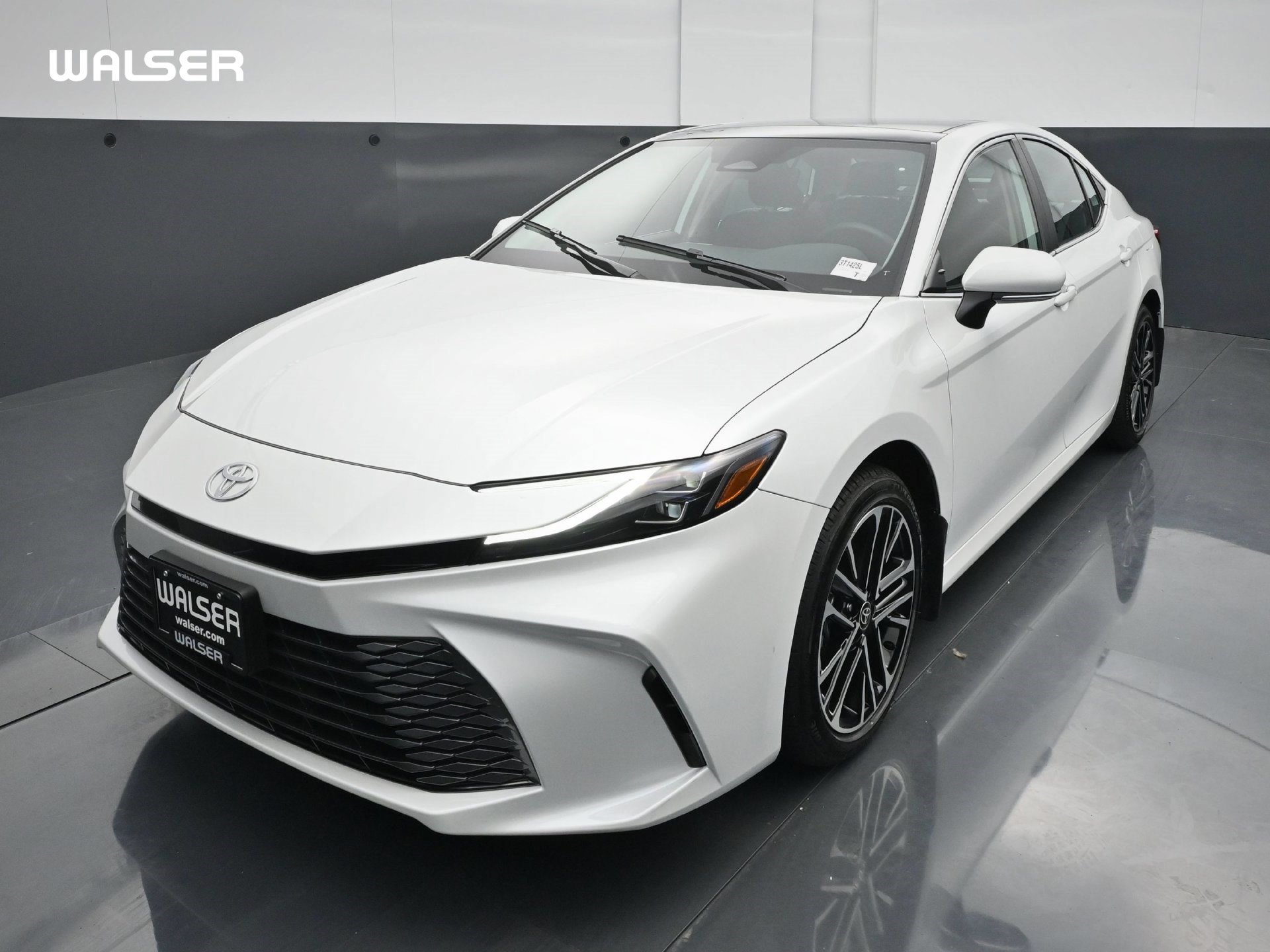 Used 2025 Toyota Camry XLE AWD/4WD image 1