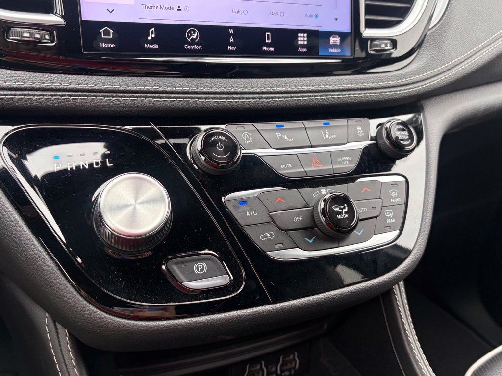 Used 2025 Chrysler Pacifica Limited FWD image 48