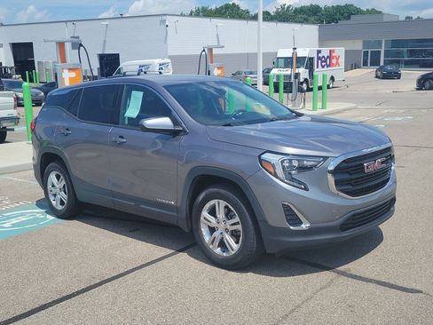 Used 2020 GMC Terrain SLE FWD image 2