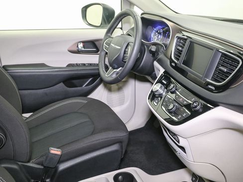 Used 2022 Chrysler Voyager LX image 17