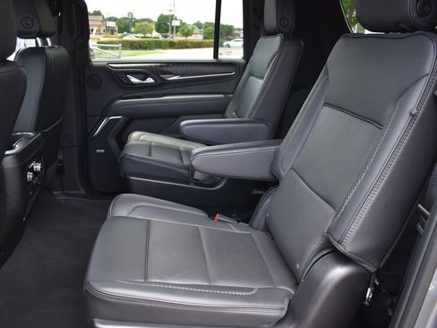 Used 2024 GMC Yukon XL Denali AWD/4WD image 19