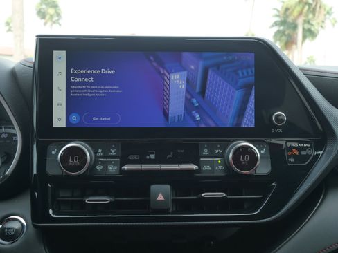 Used 2023 Toyota Highlander XSE image 25