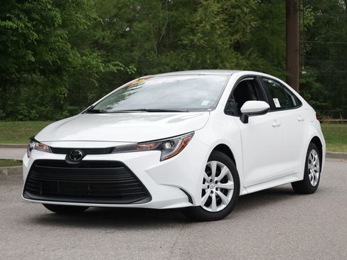 Used 2025 Toyota Corolla LE image 1