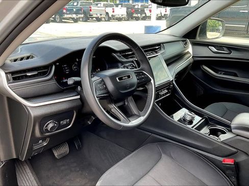 Used 2024 Jeep Grand Cherokee Laredo RWD image 8