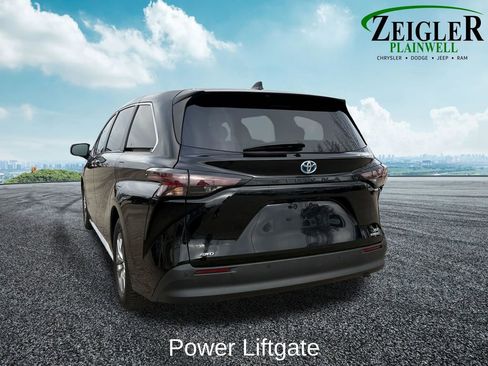 Used 2023 Toyota Sienna XLE image 6