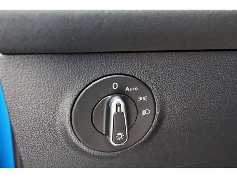 Certified 2025 Volkswagen Taos SE FWD image 23