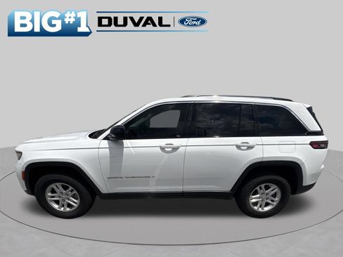 Used 2023 Jeep Grand Cherokee Laredo RWD image 3