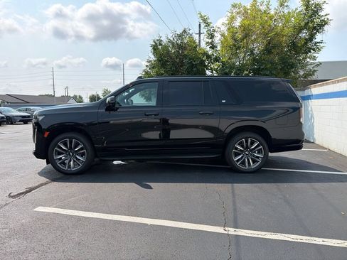 Used 2022 Cadillac Escalade ESV Sport AWD/4WD image 2