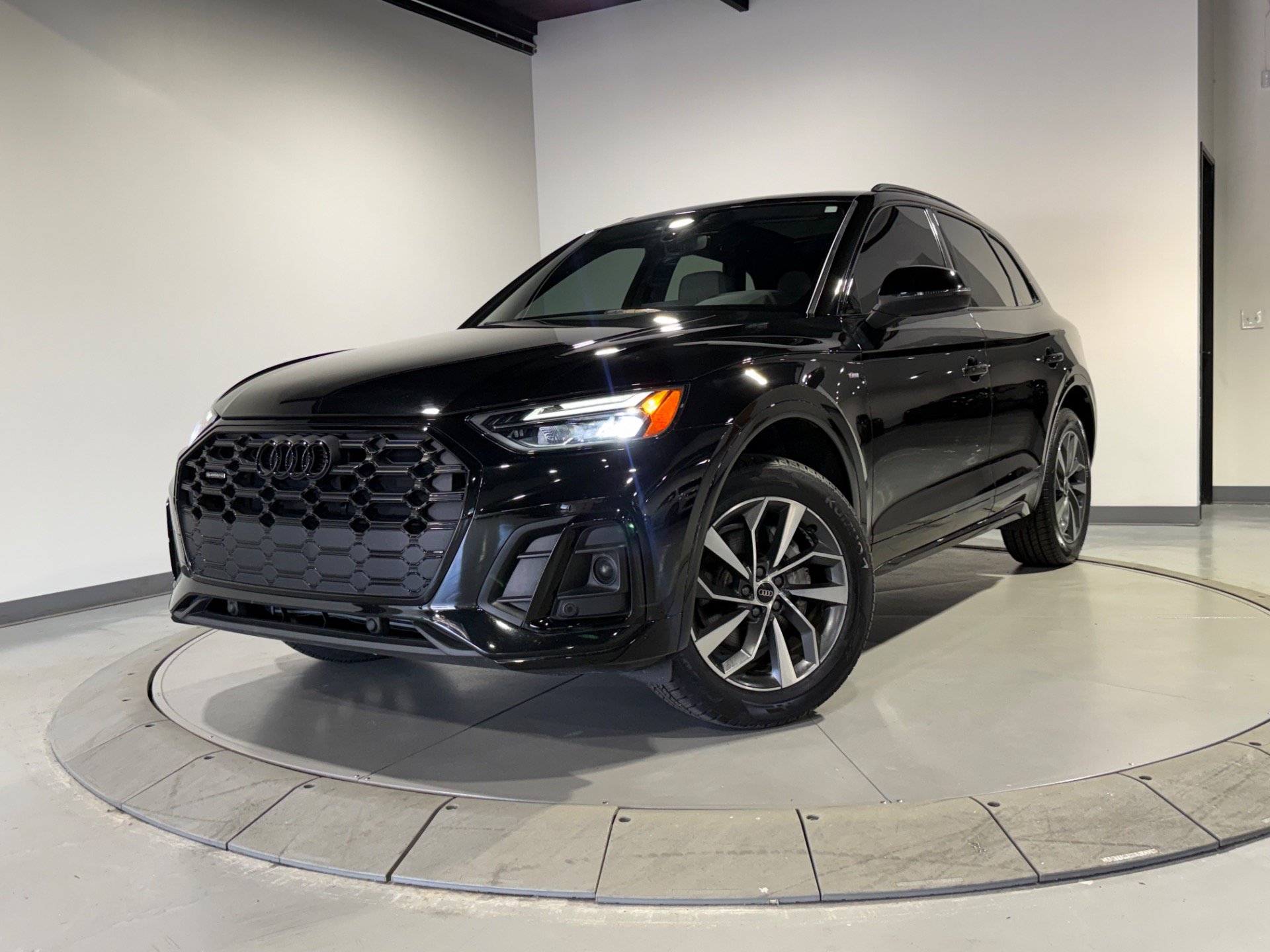Used 2024 Audi Q5 2.0T Premium w/ Summer of Audi Package AWD/4WD image 1