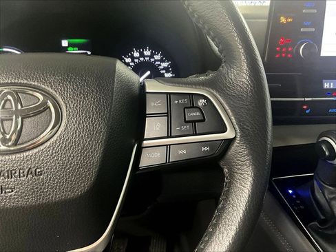 Used 2024 Toyota Sienna XLE FWD image 25