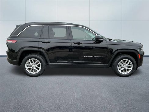 Used 2023 Jeep Grand Cherokee Laredo AWD/4WD image 6