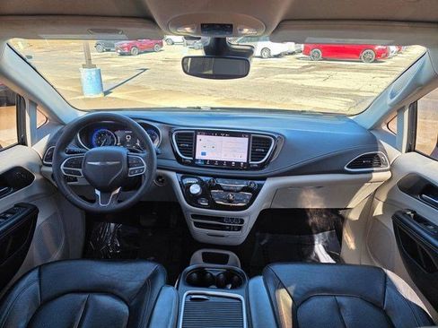 Used 2022 Chrysler Pacifica Touring-L AWD/4WD image 21