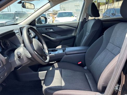 Used 2025 Nissan Rogue SV FWD image 29