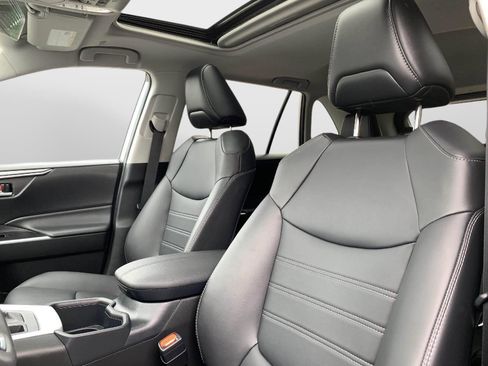 Used 2025 Toyota RAV4 XLE Premium image 33