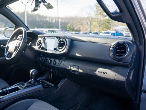 Used 2017 Toyota Tacoma TRD Sport image 11