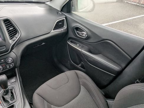 Used 2019 Jeep Cherokee Latitude w/ Popular Appearance Group FWD image 21