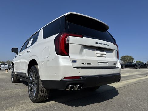 Used 2025 GMC Yukon Denali Ultimate w/ LPO, Floor Liner Package AWD/4WD image 8