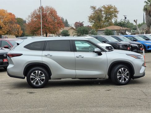 Used 2024 Toyota Highlander XLE image 4