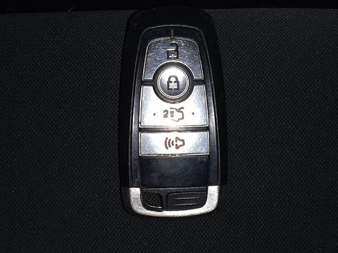 Used 2019 Ford Fusion SE FWD image 32