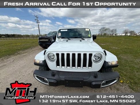 Used 2019 Jeep Wrangler Unlimited Sahara AWD/4WD image 3