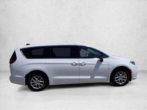 Used 2024 Chrysler Pacifica Touring-L FWD image 5