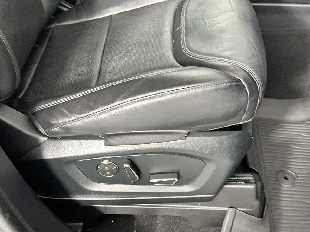 Used 2020 Ford Explorer Platinum w/ Premium Technology Package AWD/4WD image 23