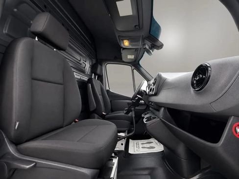 Used 2019 Mercedes-Benz Sprinter 2500 image 17