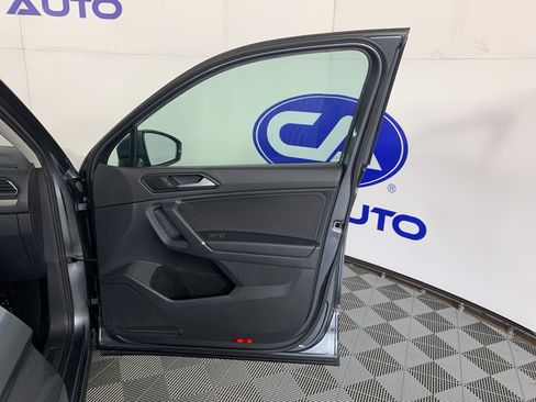 Used 2018 Volkswagen Tiguan SE w/ Panoramic Sunroof Package FWD image 38