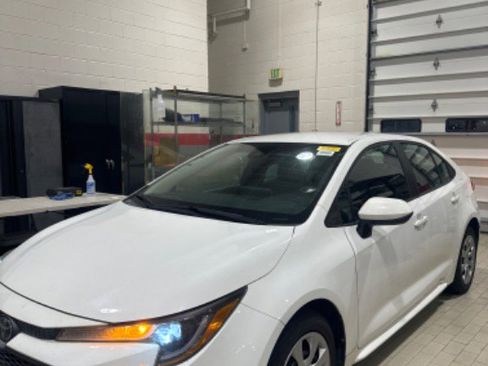 Used 2020 Toyota Corolla LE image 3