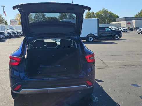 Used 2024 Chevrolet Trax LT w/ Sunroof Package image 5