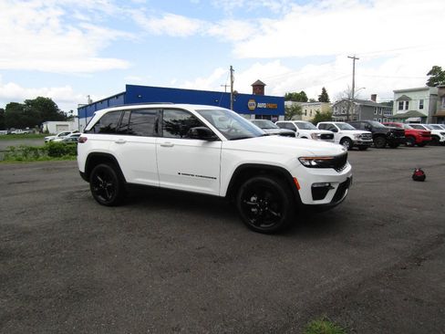 Used 2023 Jeep Grand Cherokee Limited w/ Black Appearance Package AWD/4WD image 10