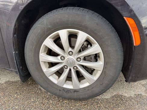 Used 2017 Chrysler Pacifica Touring-L image 8