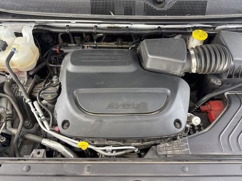 Used 2024 Chrysler Pacifica Touring-L image 21