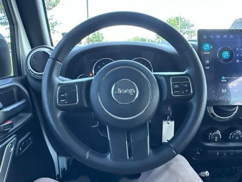 Used 2015 Jeep Wrangler Unlimited Rubicon AWD/4WD image 35