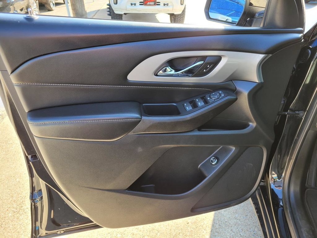 Used 2021 Chevrolet Traverse LT FWD image 20