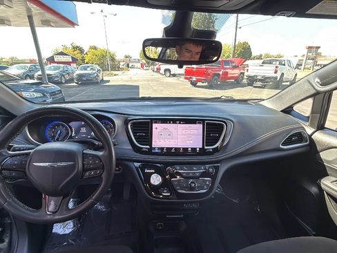 Used 2023 Chrysler Pacifica Touring FWD image 21
