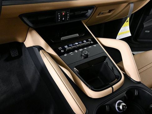 Certified 2025 Porsche Cayenne Coupe image 18